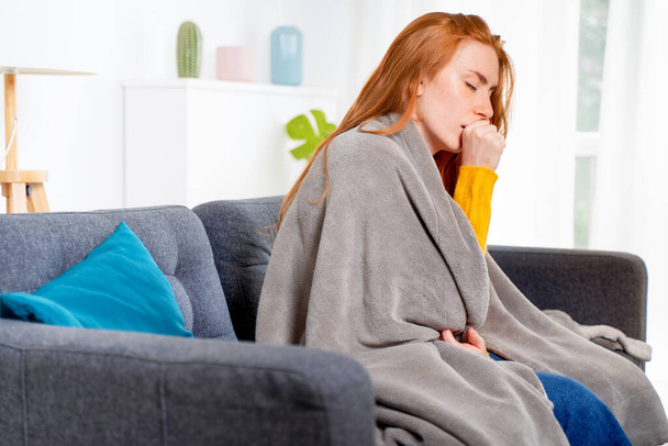 Портрет хворої і втомленої жінки, що сидить на дивані
 - Фото, зображення