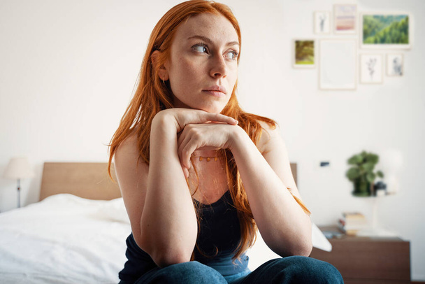 Занепокоєна жінка портрет відчуває синій вранці
 - Фото, зображення