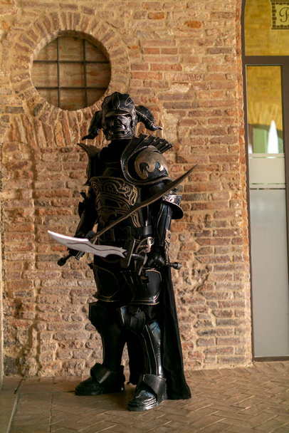 Lucca, Ιταλία - 2018 10 31: Lucca Comics free cosplay event around city samurai warrior with armor. Υψηλής ποιότητας φωτογραφία - Φωτογραφία, εικόνα