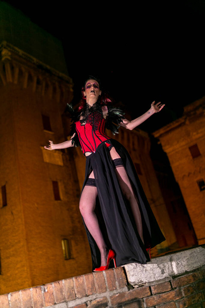 Lucca, Italia - 2018 10 31: Lucca Comicsin ilmainen cosplay-tapahtuma kaupungin seksikkään demonitytön ympärillä. Laadukas kuva - Valokuva, kuva