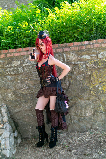 Lucca, Itália - 2018 10 31: Lucca Comics evento de cosplay gratuito em torno da menina steampunk da cidade com cabelo vermelho. Foto de alta qualidade - Foto, Imagem