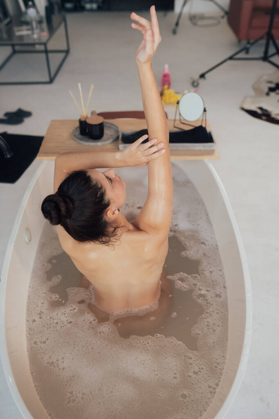 Mujer bastante joven tomando baño en casa - Foto, imagen