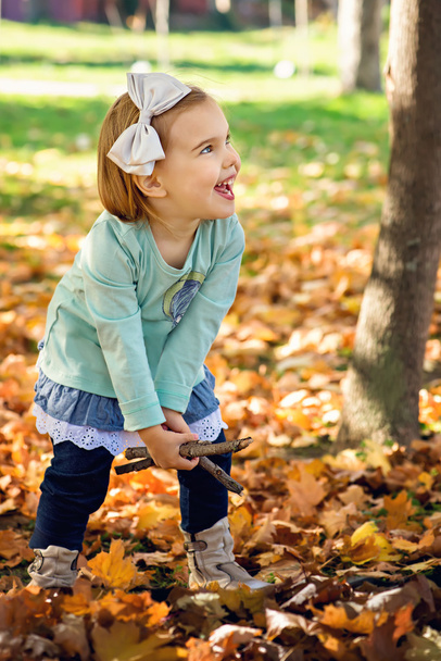 Vauva tyttö syksyllä tausta
 - Valokuva, kuva