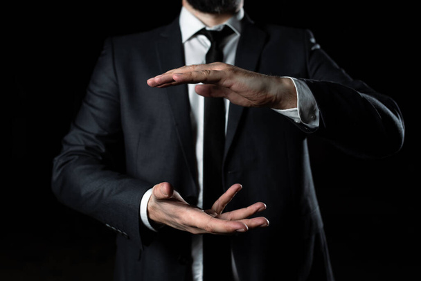 Uomo d'affari in giacca e cravatta che tiene un nuovo importante messaggio tra le mani. - Foto, immagini
