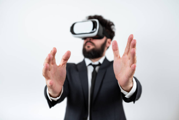 Man Wearing Vr Glasses Andpresenting Important Messages Between Hands. - Foto, immagini