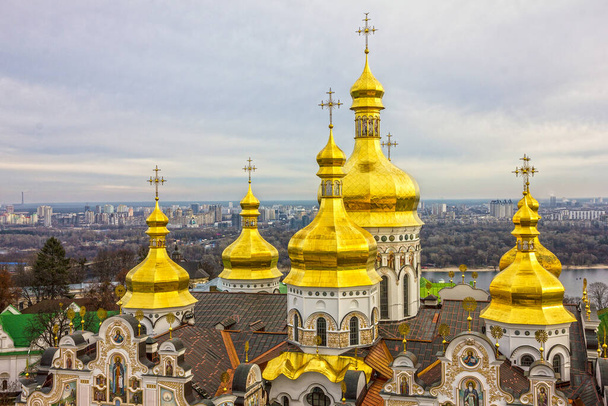 Gouden koepels van Kiev Pechersk Lavra kerk, Oekraïne - Foto, afbeelding