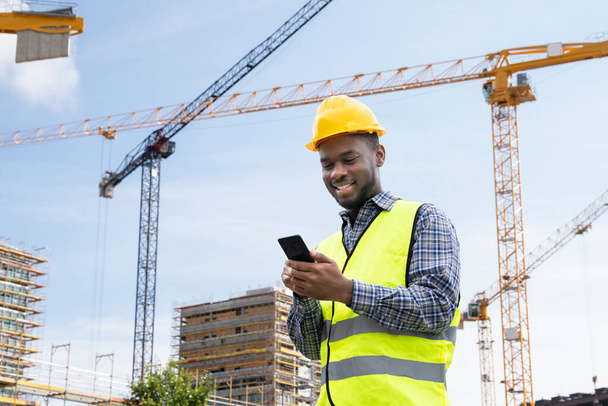 Builder Worker Using Phone. Construction Employee Communication - Fotoğraf, Görsel
