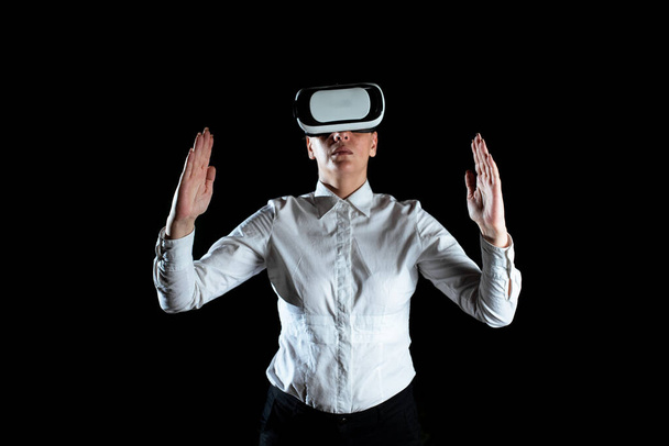Женщина в наушниках виртуальной реальности и наслаждается симулятором. - Фото, изображение
