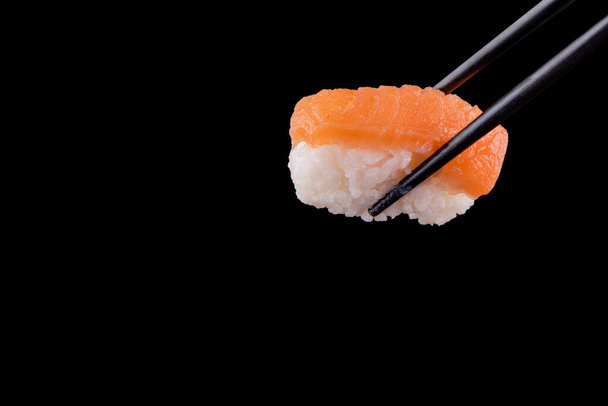 sushi s hůlkami na černém pozadí - Fotografie, Obrázek