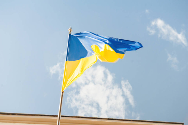 Drapeau jaune bleu de l'Ukraine agitant contre le ciel bleu concept de paix et de liberté - Photo, image