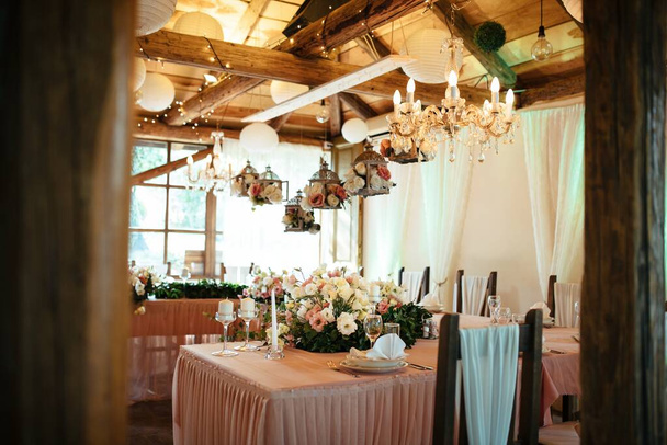 Rustic dining table set at wedding reception.  - Zdjęcie, obraz