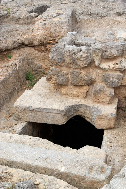 Egnazia, hrobky v nekropoli. Egnazia bylo starobylé město Messapii jako Egnazia Apulia byl středověký biskupství, který zůstává latinskokatolický titulární viz. Nachází se v blízkosti moderní Fasano, v Salentu, v jižní části Apulie, region - Fotografie, Obrázek