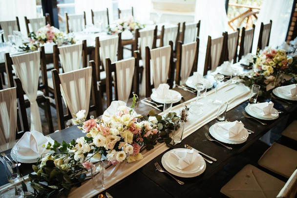 Floral arrangement on dining table for wedding reception.  - Foto, Bild