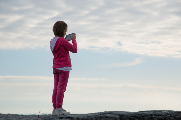 маленькая девочка с планшетом
 - Фото, изображение
