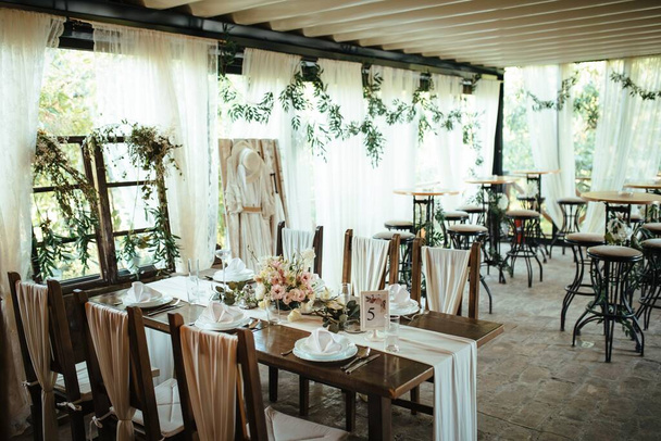 Decorated wedding reception hall with rustic table setting. - Fotoğraf, Görsel