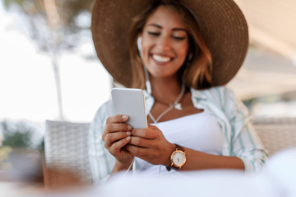 Крупним планом щаслива жінка текстові повідомлення на мобільний телефон в кафе
.  - Фото, зображення