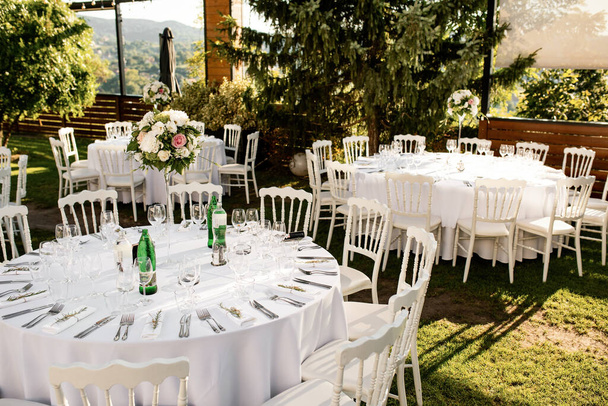 Elegant place setting at wedding reception in a garden. - Fotoğraf, Görsel