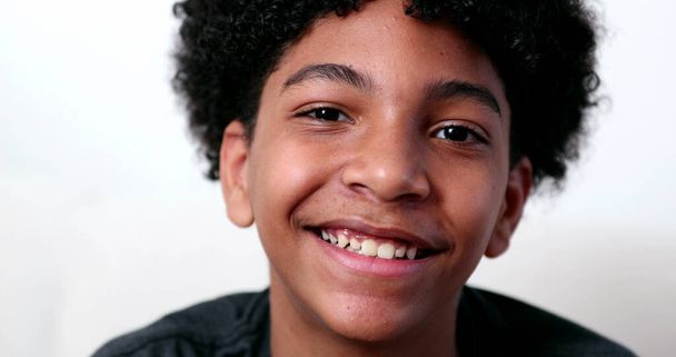 Смешанная раса юный мальчик улыбается на камеру портрет. Этнически разнородный мальчик - Фото, изображение