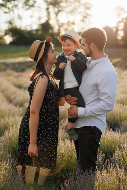 Молодой отец семьи, мать и сын на лавандовом поле - Фото, изображение