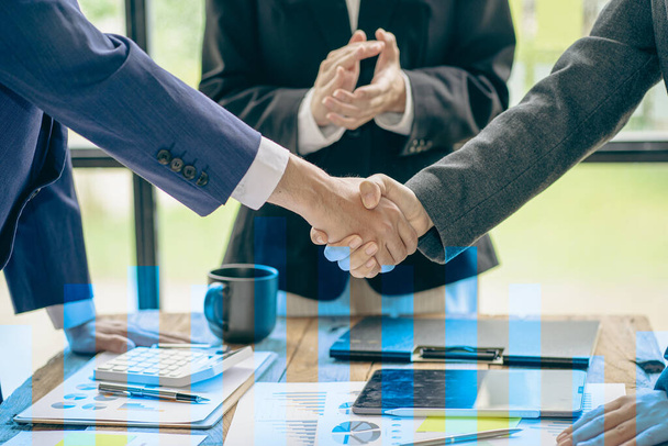 business people shake hands for business merger teamwork Cumprimenta a nova equipa de colegas. Durante a reunião para assinar um acordo e se tornar um parceiro de negócios bem sucedido de ambas as empresas. - Foto, Imagem