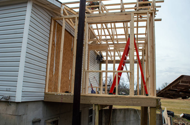 Tanınmayan işçiler, bu eve yeni bir oda eklenerek iyi bir inşaat işi yapma niyetindeler.. - Fotoğraf, Görsel