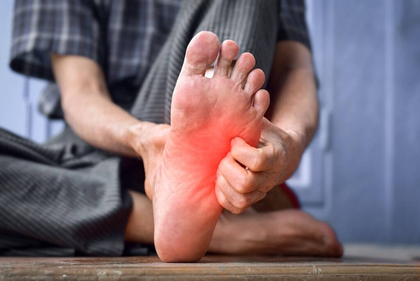 Démangeaisons de la peau de pied de l'homme âgé asiatique. Concept de maladies de la peau telles que la gale, infection fongique, allergie, etc.. - Photo, image