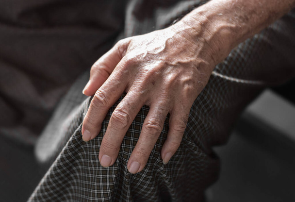 Ruka staršího muže z jihovýchodní Asie. Koncepce revmatoidní artritidy, osteoartritidy nebo bolesti kloubů. - Fotografie, Obrázek