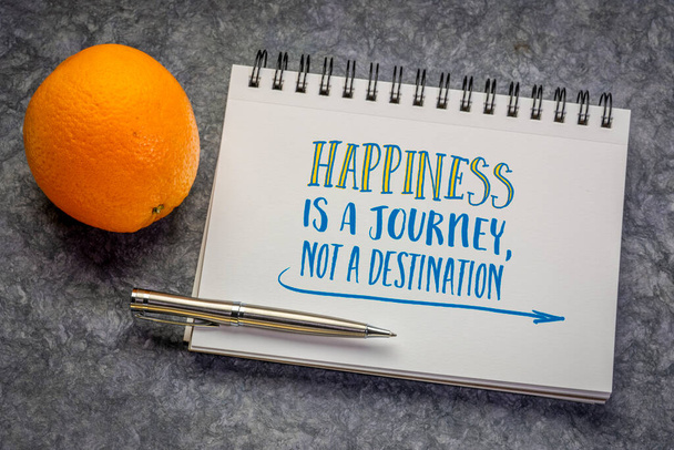 Happiness is a journey, not a destination, inspirational note - handwriting in a notebook against handmade paper, personal development concept - Фото, зображення