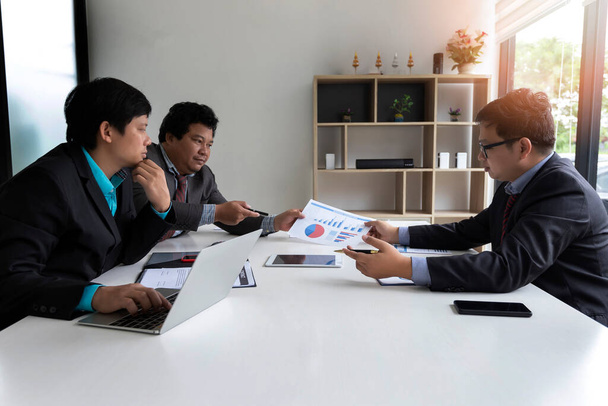 Επιχειρηματίες συζητούν μαζί στην αίθουσα συνεδριάσεων. Επιχειρηματική συνάντηση ομάδας και συζήτηση του σχεδίου του έργου. Επαγγελματίας επενδυτής που συνεργάζεται με επιχειρηματικό σχέδιο. Καθήκοντα διαχειριστών οικονομικών. - Φωτογραφία, εικόνα