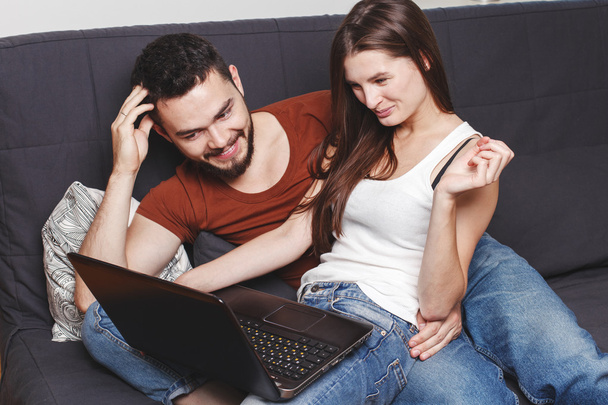 Couple with laptop - Foto, immagini