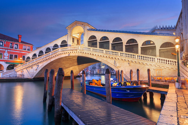 Venecia, Italia en el Puente de Rialto sobre el Gran Canal en el crepúsculo. - Foto, Imagen