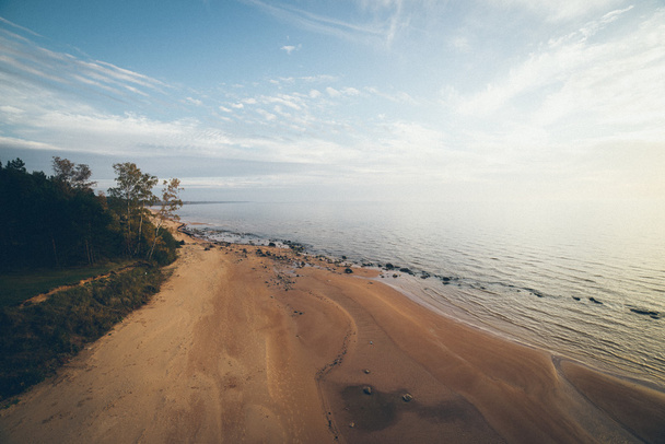 denize Baltık kıyısındaki havadan görünümü plaj kayalar ile ve  - Fotoğraf, Görsel