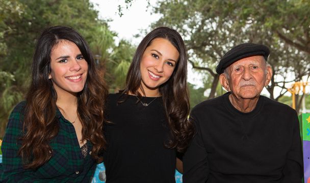Grandfather and Granddaughters - Foto, afbeelding