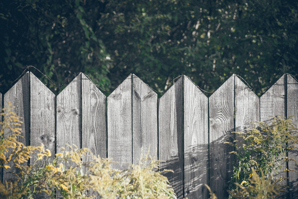 eski ahşap çit üstte dikenli tel ile. Retro grenli film bak - Fotoğraf, Görsel