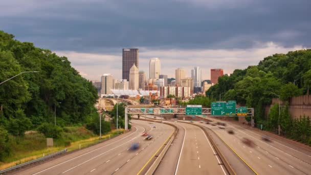 Pittsburgh, Pennsylvania, USA downtown city skyline over looking highways in the afternoon. - Imágenes, Vídeo