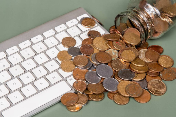 counting coins to spend on internet purchases - 写真・画像