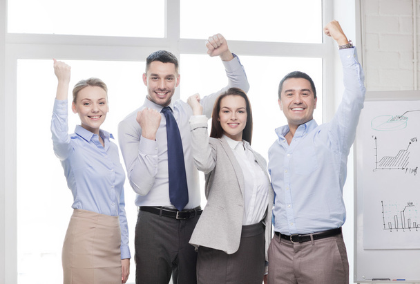 Equipe de negócios comemorando a vitória no escritório
 - Foto, Imagem