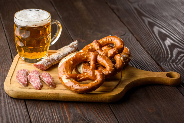 traditional mug of beer and pretzels - light or dark beer - Fotoğraf, Görsel