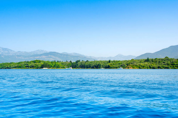 Piękny letni krajobraz wybrzeża Zatoki Kotorskiej - Zatoka Boka, Czarnogóra - Zdjęcie, obraz