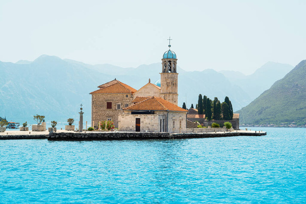 Küstenlandschaft der Bucht von Kotor - Bucht von Boka mit Blick auf die römisch-katholische Kirche Unserer Lieben Frau von den Felsen und das Benediktinerkloster St. George auf den Inseln, Montenegro - Foto, Bild