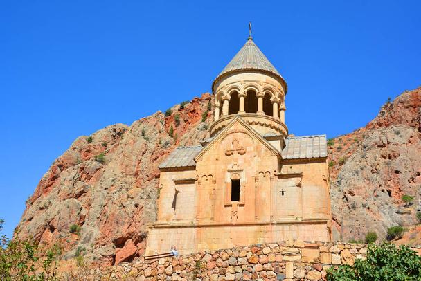 YEGHEGNADZOR ARMENIA 09 17 2019: Noravank egy 13. századi örmény kolostor, Jerevántól 122 km-re, az Amaghu folyó keskeny szurdokában, Jeghegnadzor város, Örményország közelében.. - Fotó, kép
