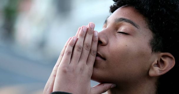 Jovem a rezar a Deus. Religiosa Criança de raça mista olhando para o céu com esperança e fé - Foto, Imagem