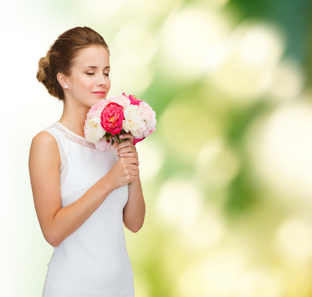 mulher sorridente em vestido branco com buquê de rosas
 - Foto, Imagem