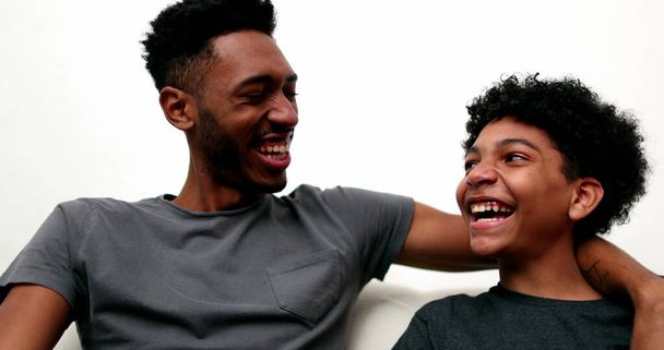 Dois irmãos se relacionam rindo e sorrindo juntos. Ligação de irmãos mais velhos e mais novos - Foto, Imagem