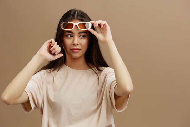 Брюнетка привлекательный вид Charmin темные очки в футболке изолированный фон. Высокое качество фото - Фото, изображение