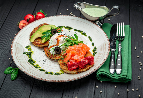 Potatoes pancakes, Hash brown. Hashbrown with feta cheese, salted salmon and chopped avocado. Healthy and wholesome food. Serving food in a restaurant. Photo for the menu. - Foto, immagini