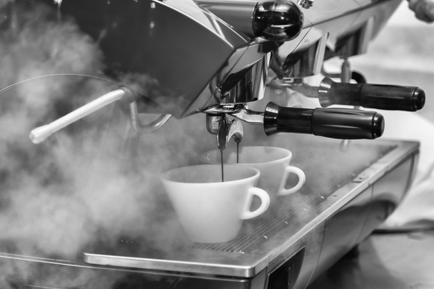 Meisje maakt koffie met behulp van koffie machine - Foto, afbeelding