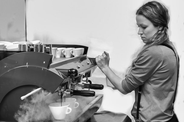 Dívka dělá kávu, kávu pomocí stroj - Fotografie, Obrázek