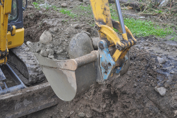 Excavadora cavando un agujero
 - Foto, imagen