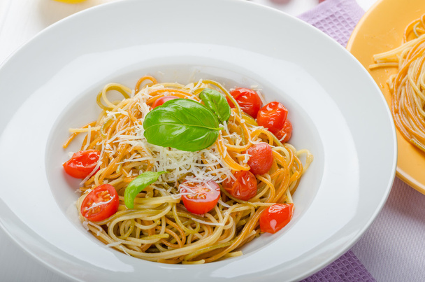 Lemon pasta with cherry tomatoes, basil and nuts - Foto, Imagem